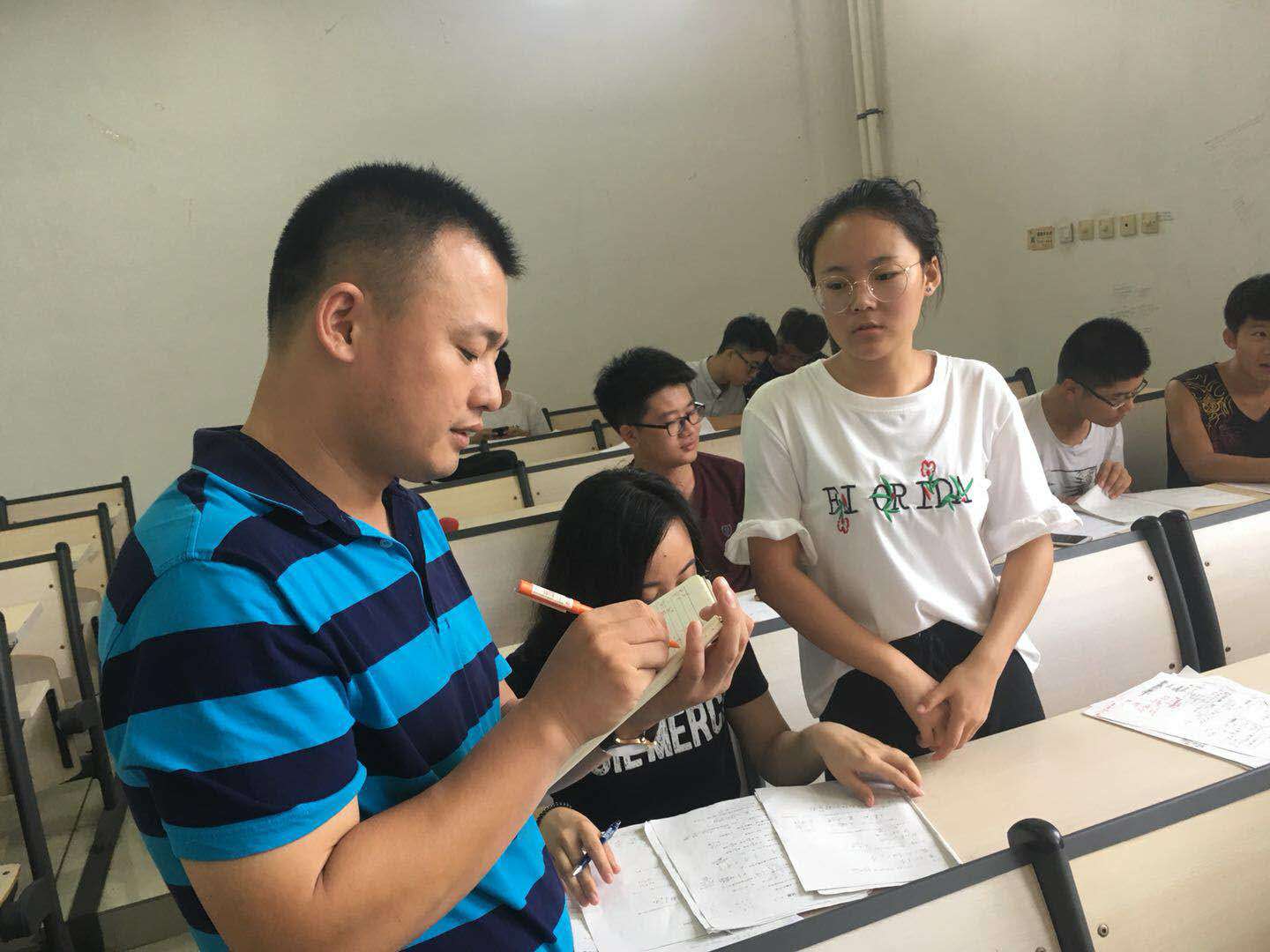 数学教研室暨数学党支部于2018年6